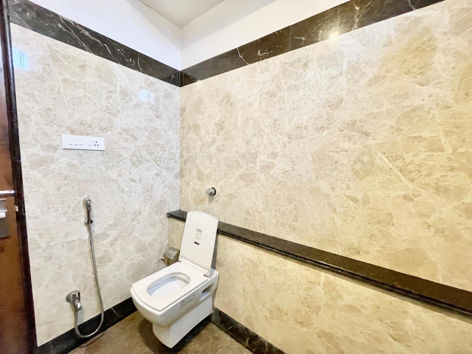 Hotel Rudraksh ! Varanasi !Fully-Air-Conditioned Hotel At Prime Location With Parking Availability, Near Kashi Vishwanath Temple, And Ganga Ghat 2 المظهر الخارجي الصورة