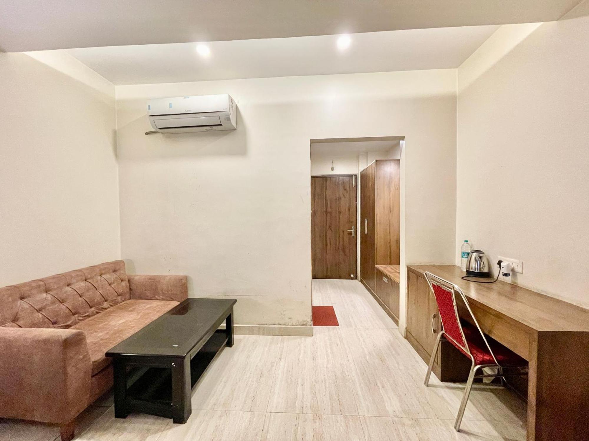Hotel Rudraksh ! Varanasi !Fully-Air-Conditioned Hotel At Prime Location With Parking Availability, Near Kashi Vishwanath Temple, And Ganga Ghat 2 المظهر الخارجي الصورة