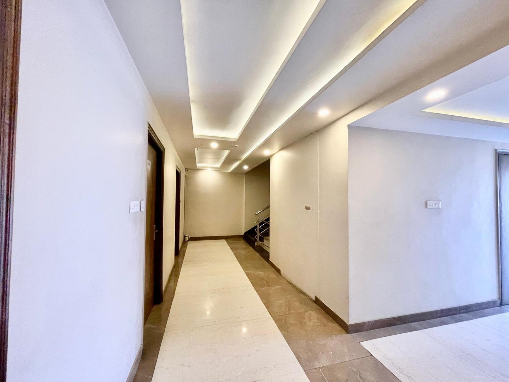 Hotel Rudraksh ! Varanasi !Fully-Air-Conditioned Hotel At Prime Location With Parking Availability, Near Kashi Vishwanath Temple, And Ganga Ghat 2 المظهر الخارجي الصورة