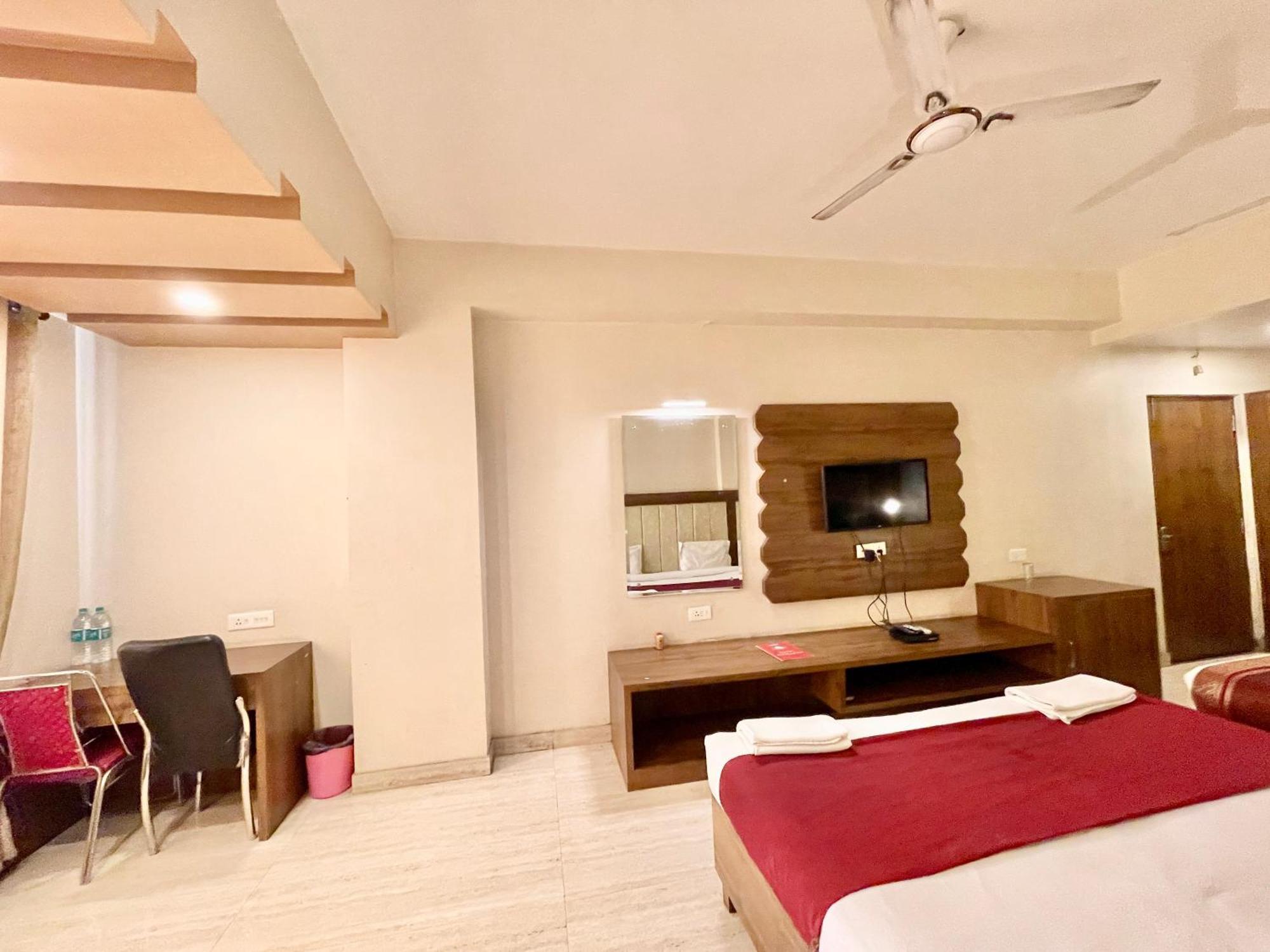 Hotel Rudraksh ! Varanasi !Fully-Air-Conditioned Hotel At Prime Location With Parking Availability, Near Kashi Vishwanath Temple, And Ganga Ghat 2 المظهر الخارجي الصورة