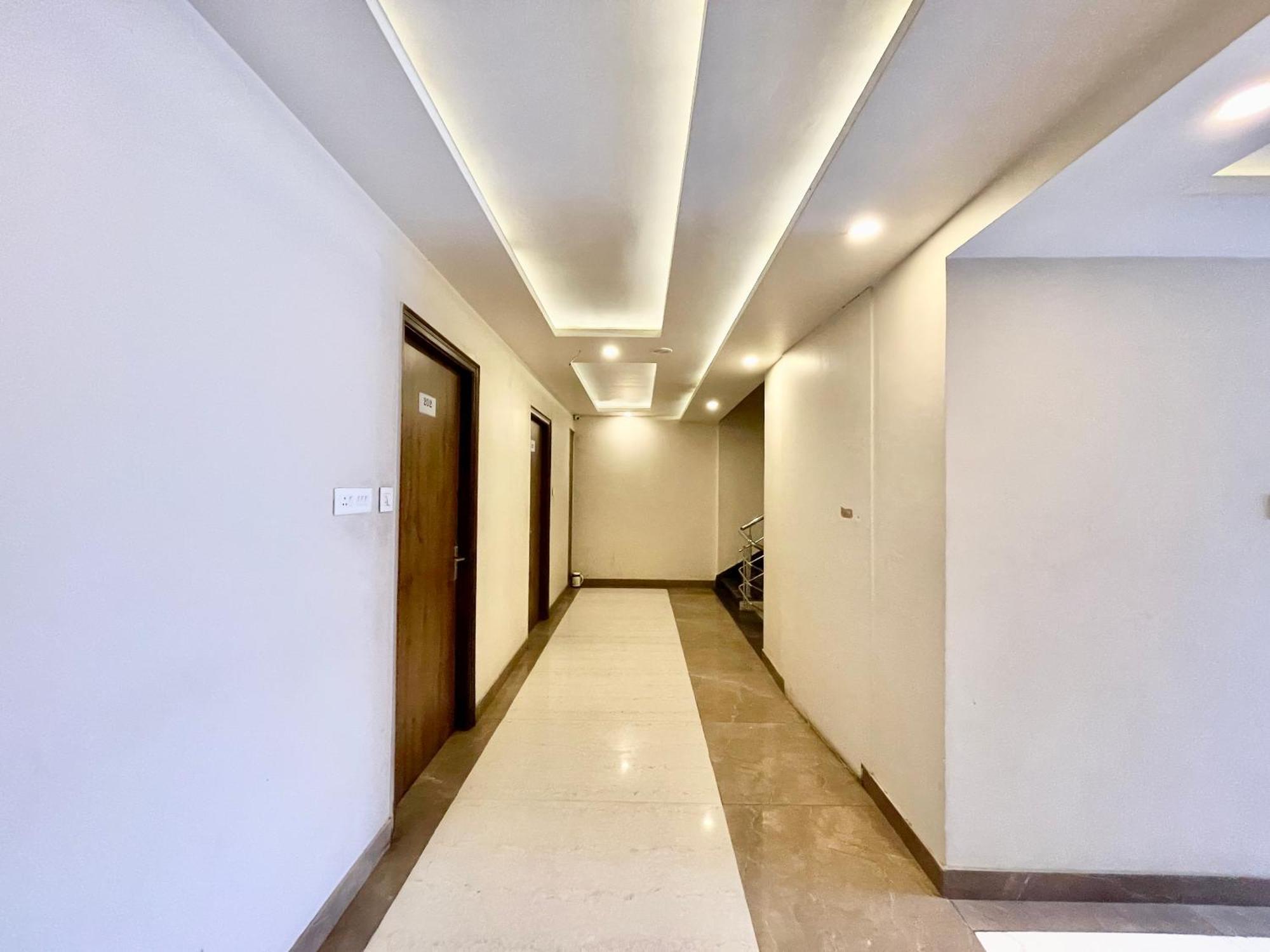 Hotel Rudraksh ! Varanasi !Fully-Air-Conditioned Hotel At Prime Location With Parking Availability, Near Kashi Vishwanath Temple, And Ganga Ghat 2 المظهر الخارجي الصورة