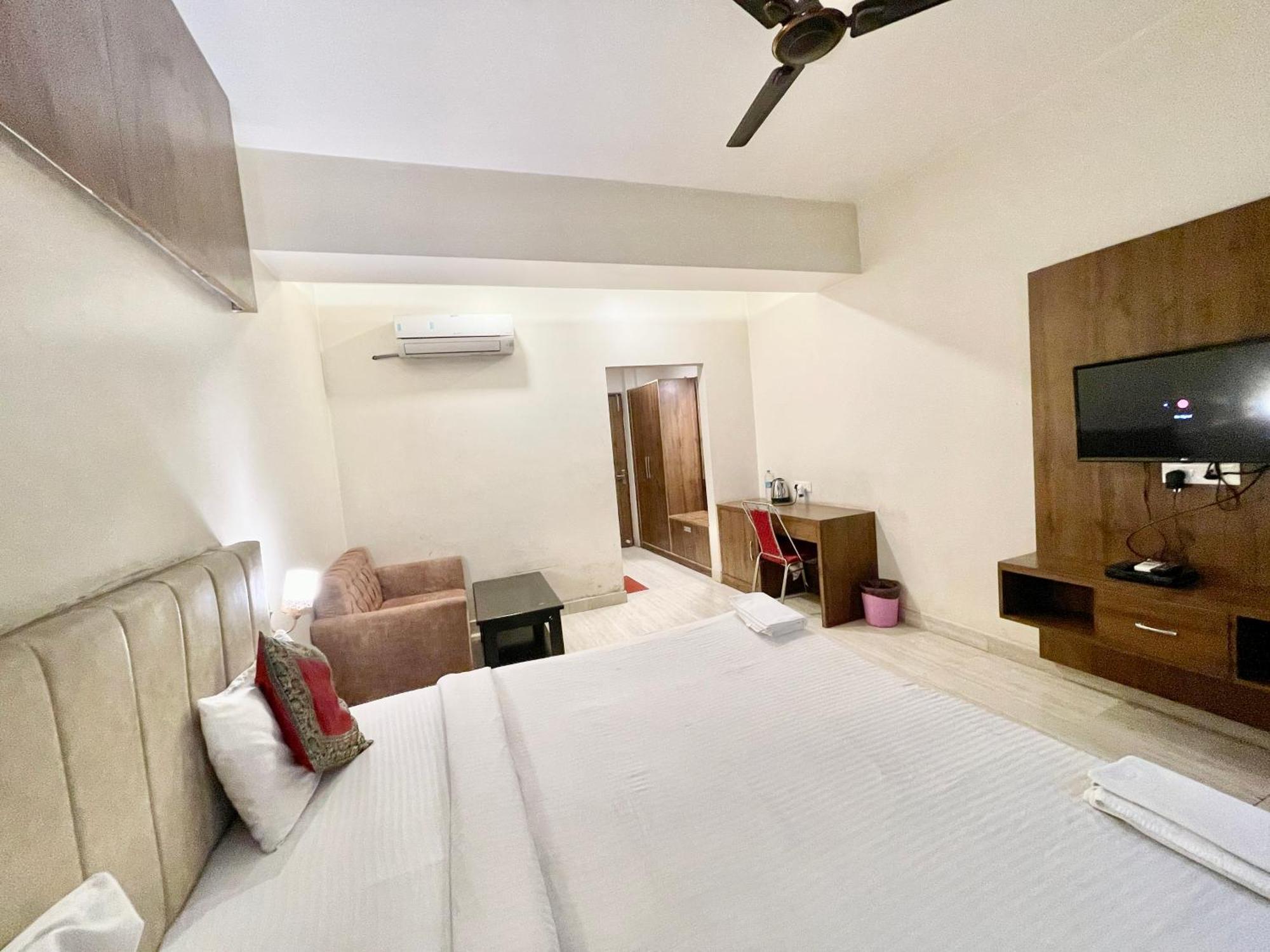 Hotel Rudraksh ! Varanasi !Fully-Air-Conditioned Hotel At Prime Location With Parking Availability, Near Kashi Vishwanath Temple, And Ganga Ghat 2 المظهر الخارجي الصورة