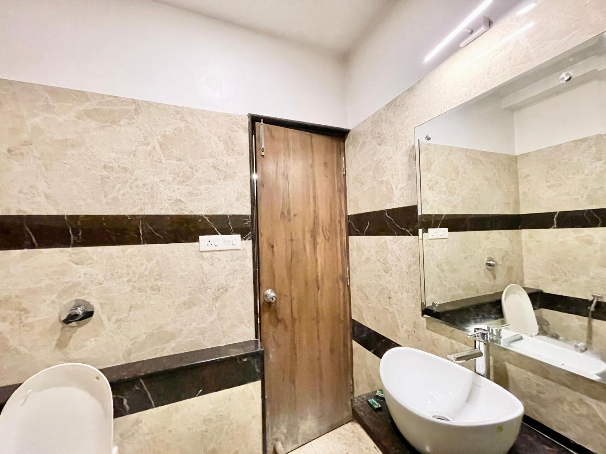 Hotel Rudraksh ! Varanasi !Fully-Air-Conditioned Hotel At Prime Location With Parking Availability, Near Kashi Vishwanath Temple, And Ganga Ghat 2 المظهر الخارجي الصورة
