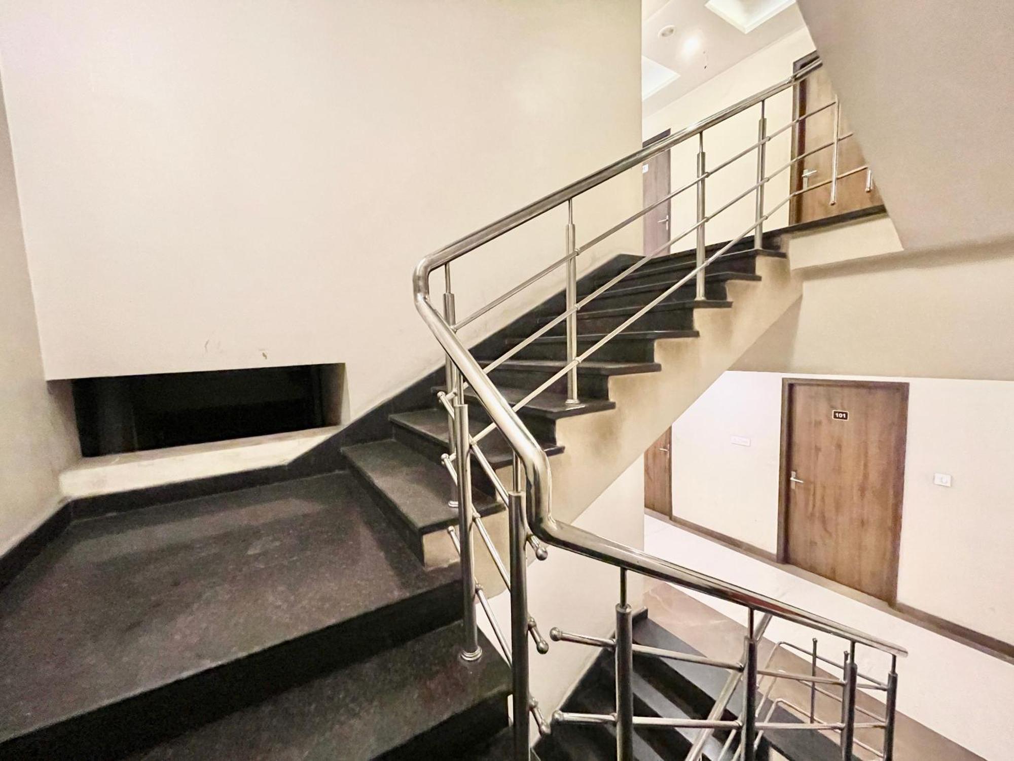 Hotel Rudraksh ! Varanasi !Fully-Air-Conditioned Hotel At Prime Location With Parking Availability, Near Kashi Vishwanath Temple, And Ganga Ghat 2 المظهر الخارجي الصورة