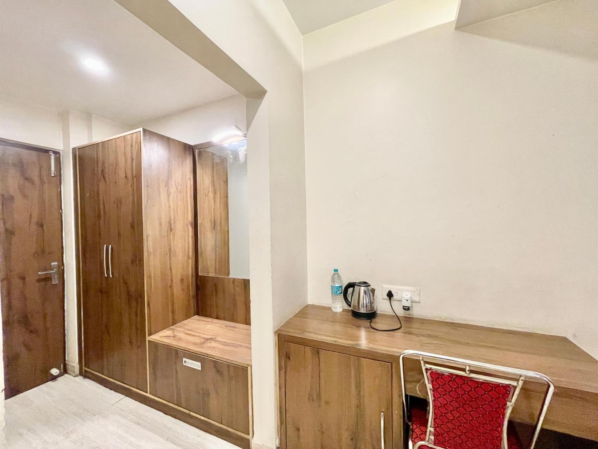Hotel Rudraksh ! Varanasi !Fully-Air-Conditioned Hotel At Prime Location With Parking Availability, Near Kashi Vishwanath Temple, And Ganga Ghat 2 المظهر الخارجي الصورة