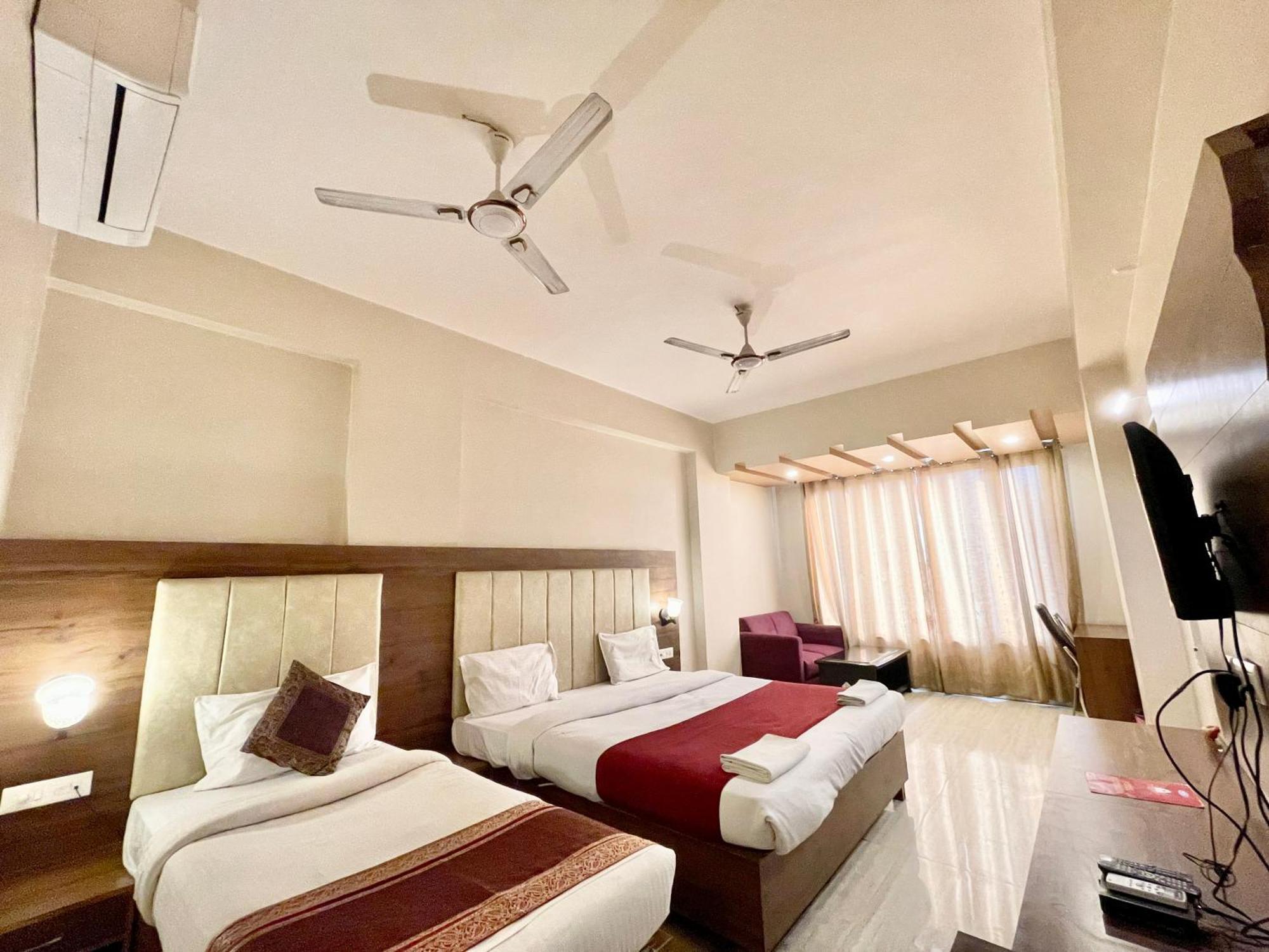 Hotel Rudraksh ! Varanasi !Fully-Air-Conditioned Hotel At Prime Location With Parking Availability, Near Kashi Vishwanath Temple, And Ganga Ghat 2 المظهر الخارجي الصورة