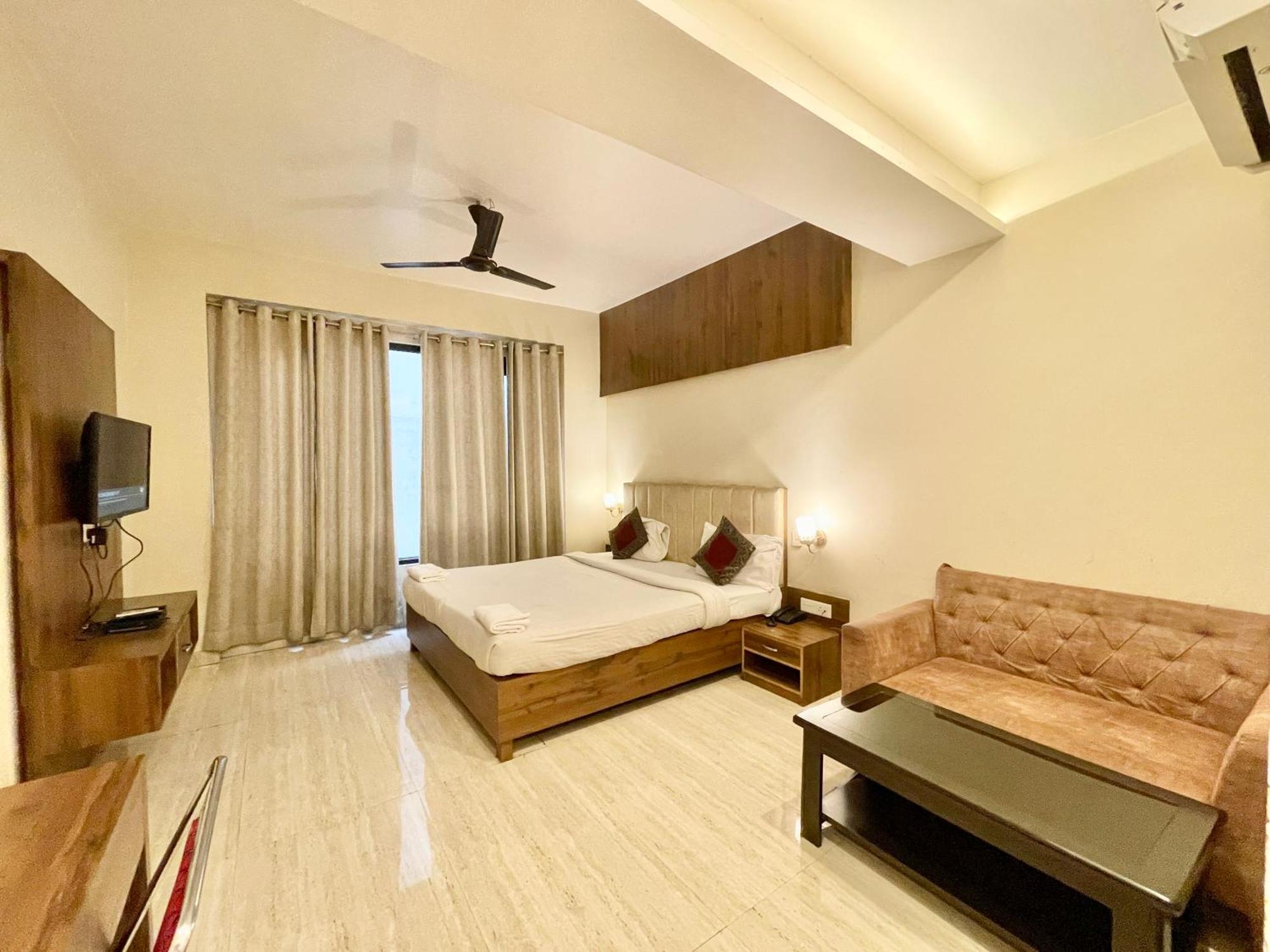 Hotel Rudraksh ! Varanasi !Fully-Air-Conditioned Hotel At Prime Location With Parking Availability, Near Kashi Vishwanath Temple, And Ganga Ghat 2 المظهر الخارجي الصورة