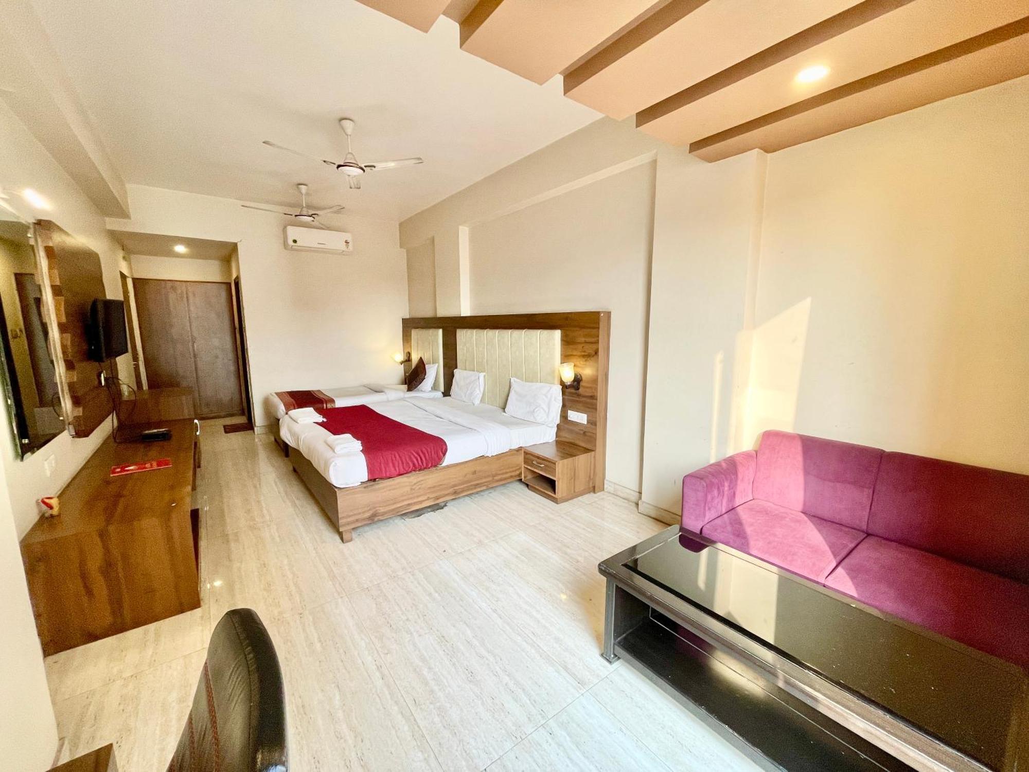 Hotel Rudraksh ! Varanasi !Fully-Air-Conditioned Hotel At Prime Location With Parking Availability, Near Kashi Vishwanath Temple, And Ganga Ghat 2 المظهر الخارجي الصورة