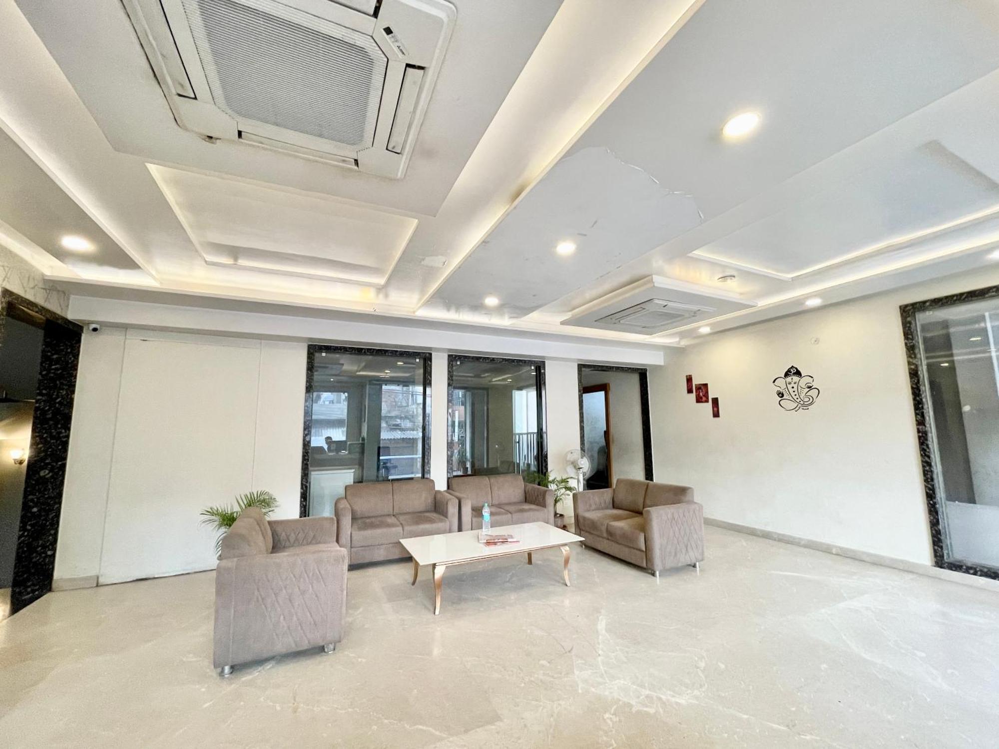 Hotel Rudraksh ! Varanasi !Fully-Air-Conditioned Hotel At Prime Location With Parking Availability, Near Kashi Vishwanath Temple, And Ganga Ghat 2 المظهر الخارجي الصورة