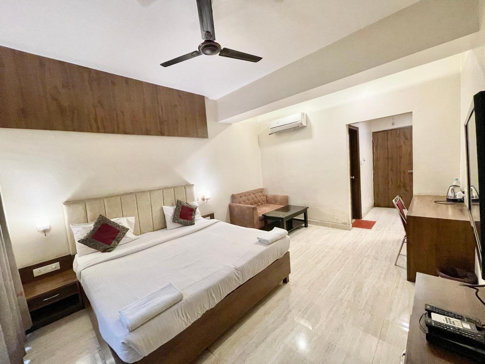 Hotel Rudraksh ! Varanasi !Fully-Air-Conditioned Hotel At Prime Location With Parking Availability, Near Kashi Vishwanath Temple, And Ganga Ghat 2 المظهر الخارجي الصورة