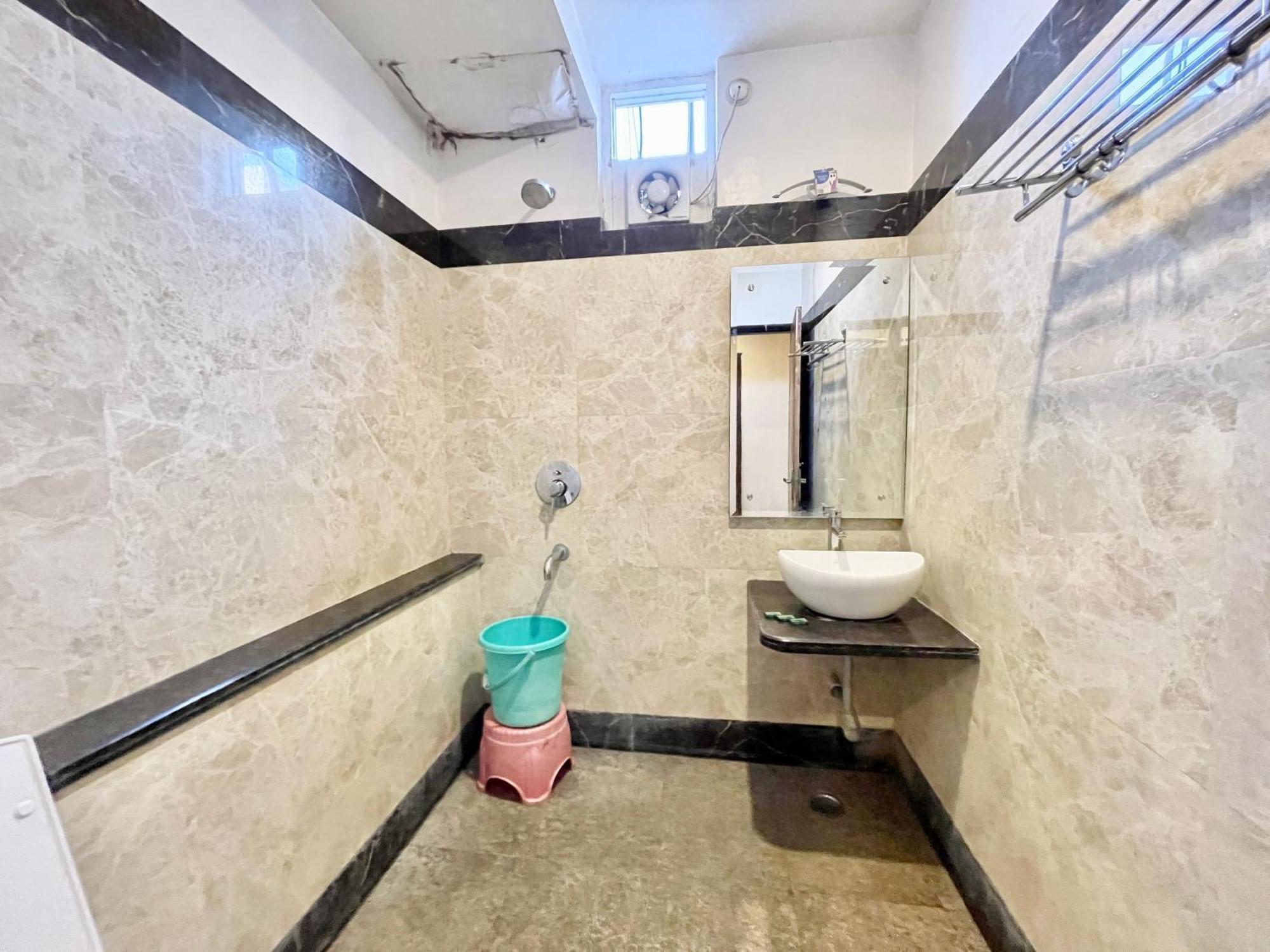 Hotel Rudraksh ! Varanasi !Fully-Air-Conditioned Hotel At Prime Location With Parking Availability, Near Kashi Vishwanath Temple, And Ganga Ghat 2 المظهر الخارجي الصورة