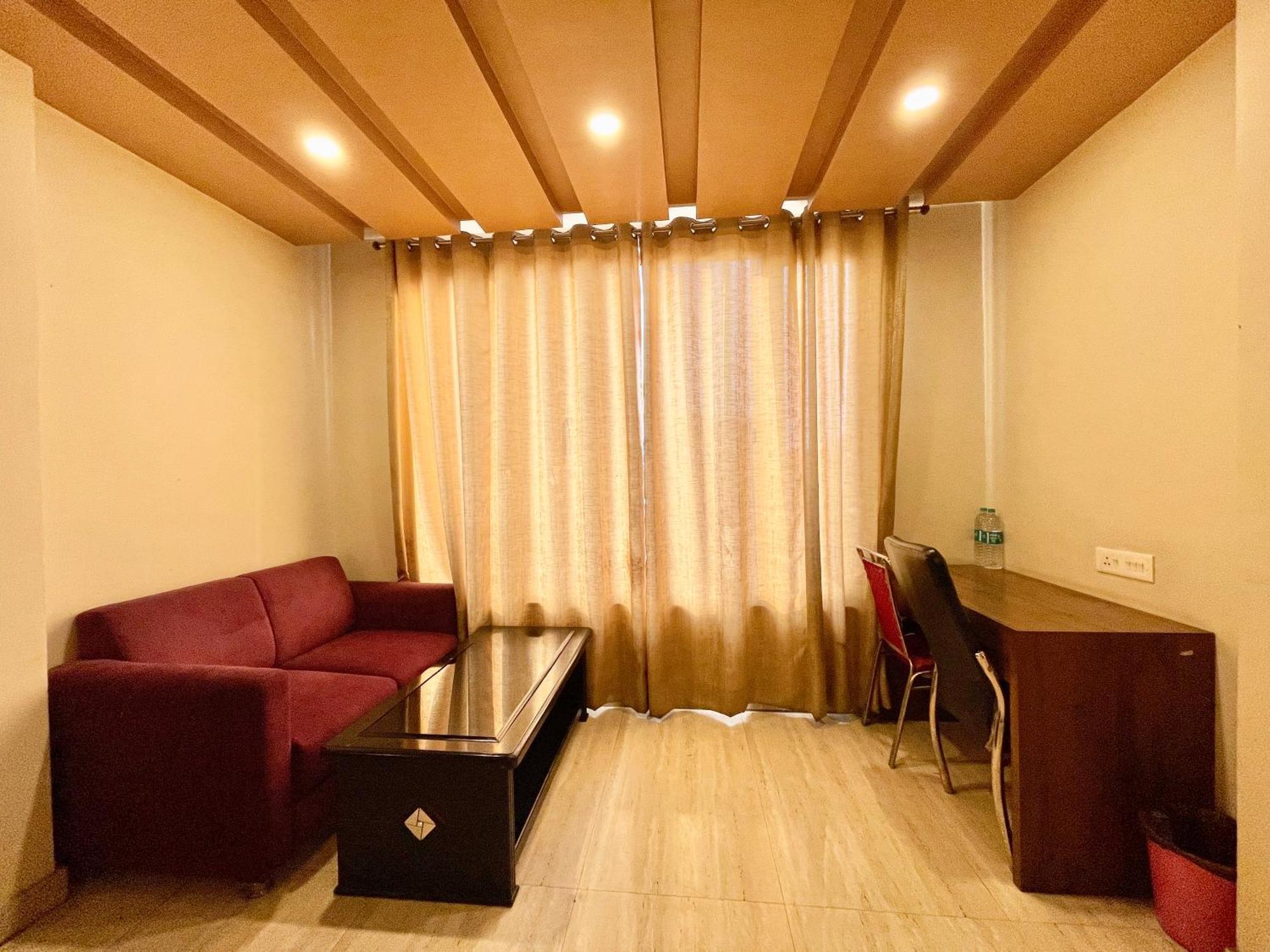 Hotel Rudraksh ! Varanasi !Fully-Air-Conditioned Hotel At Prime Location With Parking Availability, Near Kashi Vishwanath Temple, And Ganga Ghat 2 المظهر الخارجي الصورة
