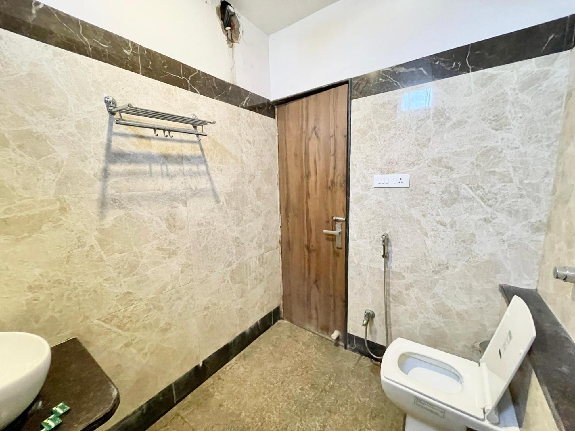 Hotel Rudraksh ! Varanasi !Fully-Air-Conditioned Hotel At Prime Location With Parking Availability, Near Kashi Vishwanath Temple, And Ganga Ghat 2 المظهر الخارجي الصورة