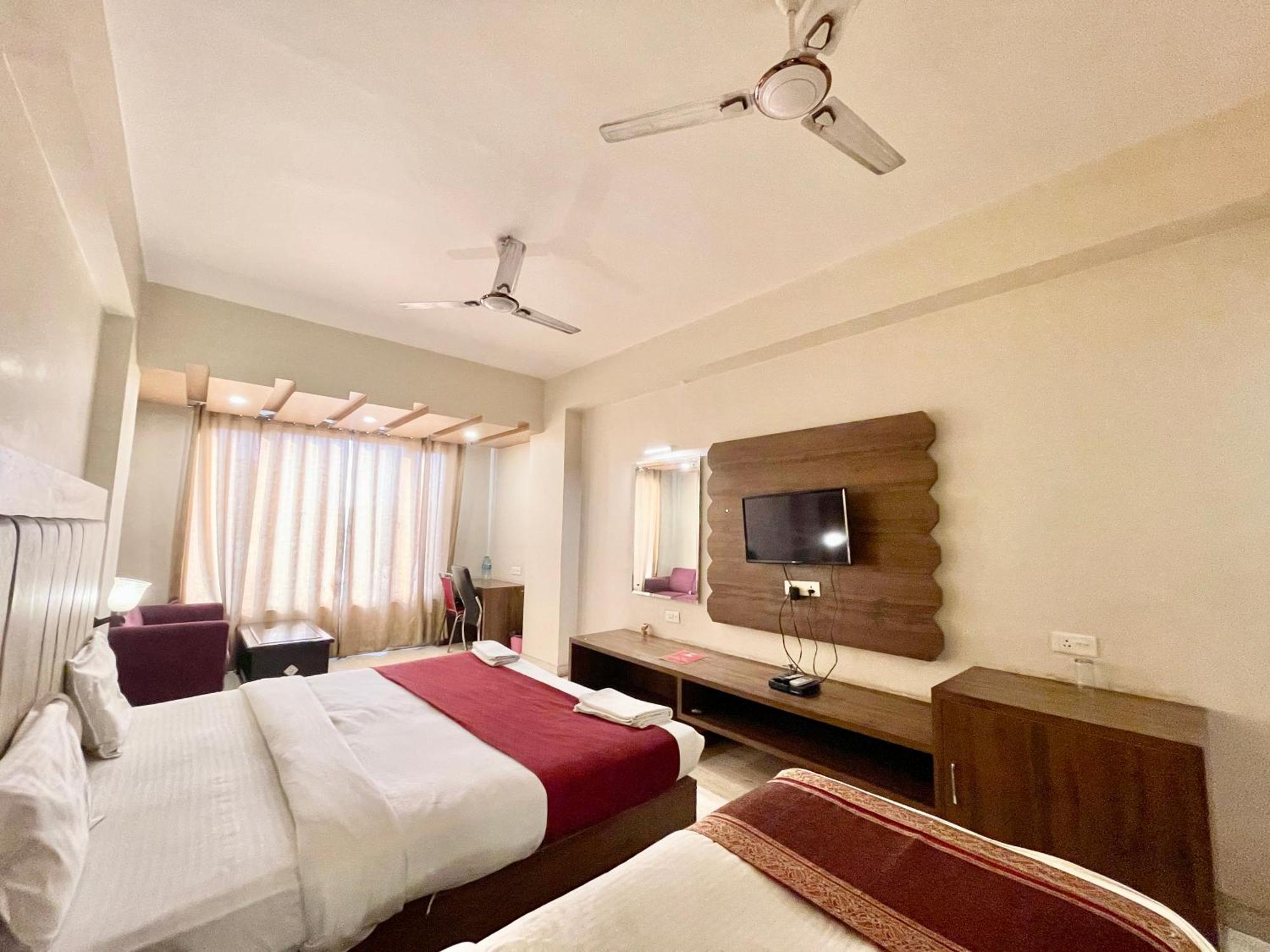 Hotel Rudraksh ! Varanasi !Fully-Air-Conditioned Hotel At Prime Location With Parking Availability, Near Kashi Vishwanath Temple, And Ganga Ghat 2 المظهر الخارجي الصورة