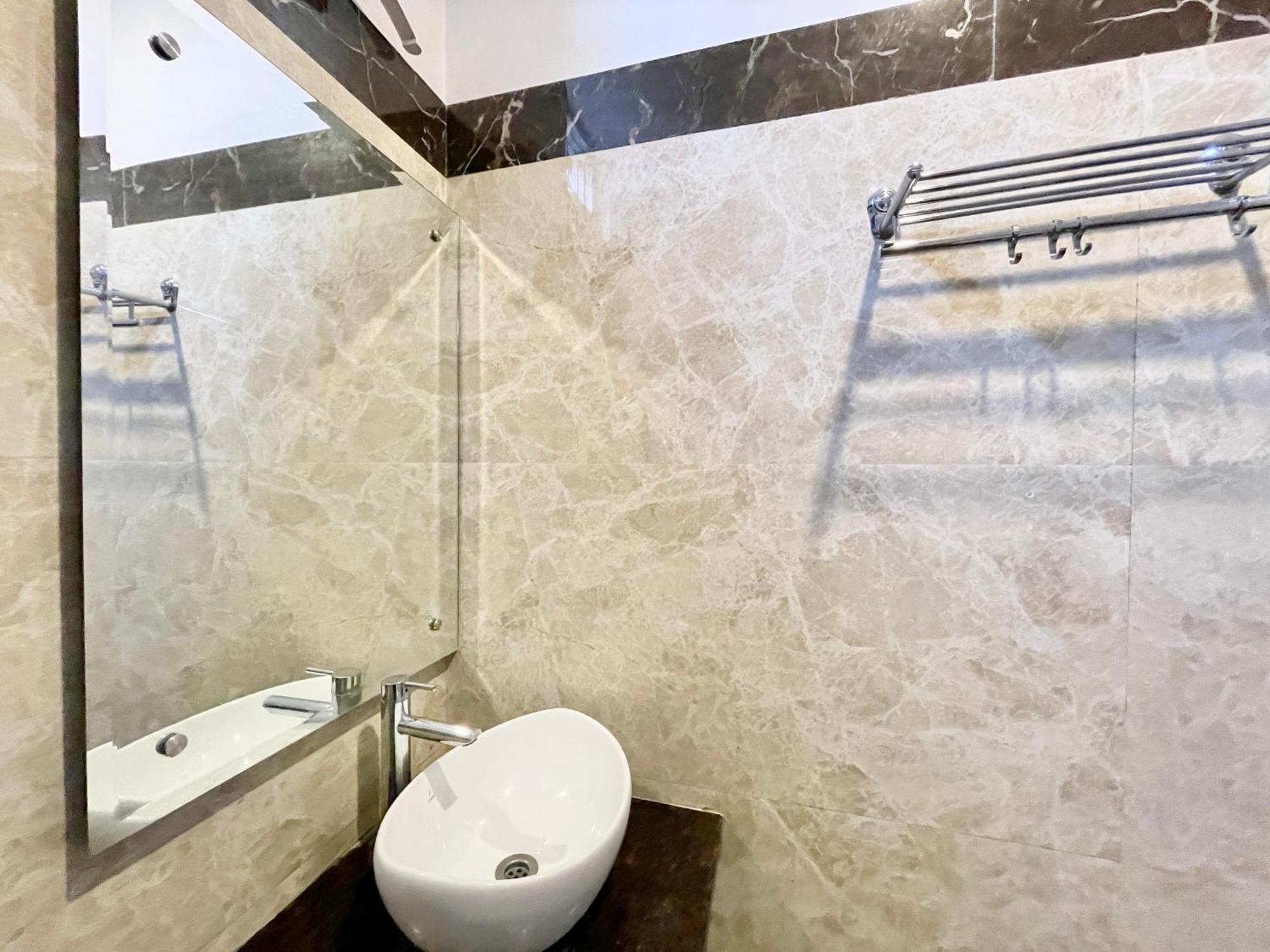 Hotel Rudraksh ! Varanasi !Fully-Air-Conditioned Hotel At Prime Location With Parking Availability, Near Kashi Vishwanath Temple, And Ganga Ghat 2 المظهر الخارجي الصورة