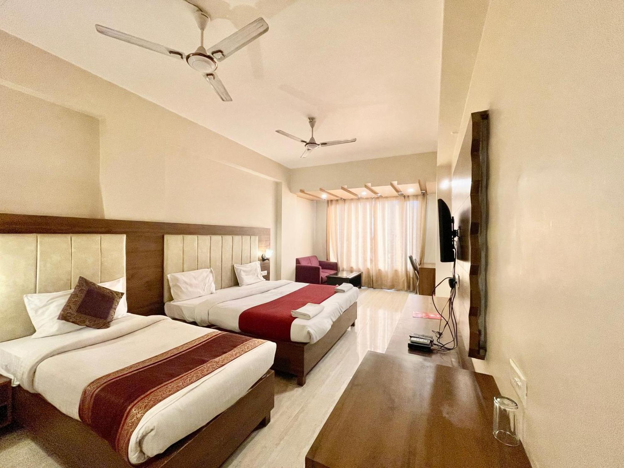 Hotel Rudraksh ! Varanasi !Fully-Air-Conditioned Hotel At Prime Location With Parking Availability, Near Kashi Vishwanath Temple, And Ganga Ghat 2 المظهر الخارجي الصورة
